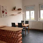 아파트 Schoene Ruhige Monteurwohnung Bei Bayreuth Mit Parkplatz, Kueche, Internet, Tv, Waschmaschine, Trockner *