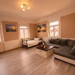 Schoene Ruhige Monteurwohnung Bei Bayreuth Mit Parkplatz, Kueche, Internet, Tv, Waschmaschine, Trockner 아파트 *
