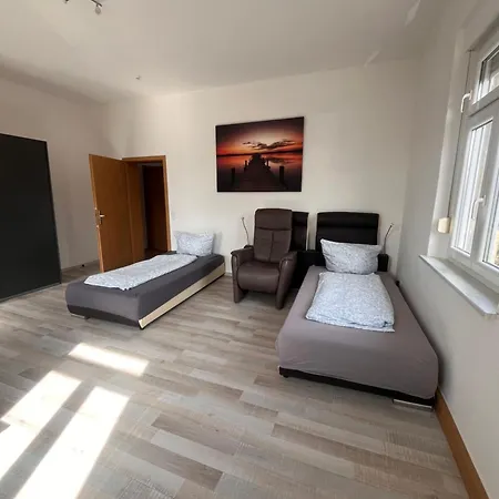 Schoene Ruhige Monteurwohnung Bei Bayreuth Mit Parkplatz, Kueche, Internet, Tv, Waschmaschine, Trockner 아파트 Eckersdorf