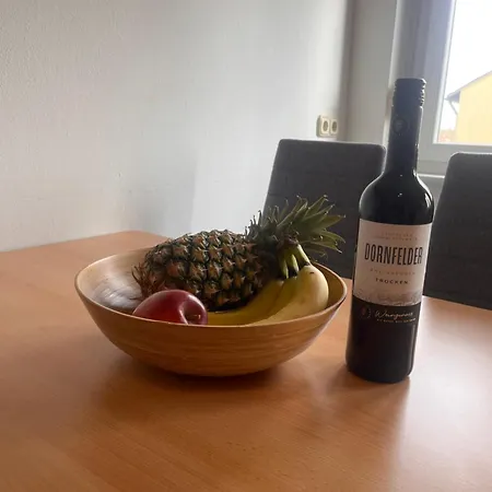 Schoene Ruhige Monteurwohnung Bei Bayreuth Mit Parkplatz, Kueche, Internet, Tv, Waschmaschine, Trockner 아파트 *