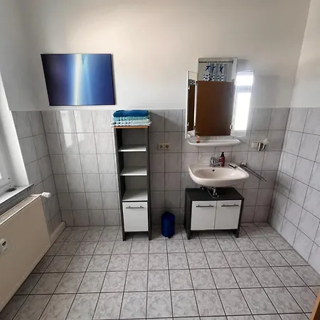 아파트 Schoene Ruhige Monteurwohnung Bei Bayreuth Mit Parkplatz, Kueche, Internet, Tv, Waschmaschine, Trockner